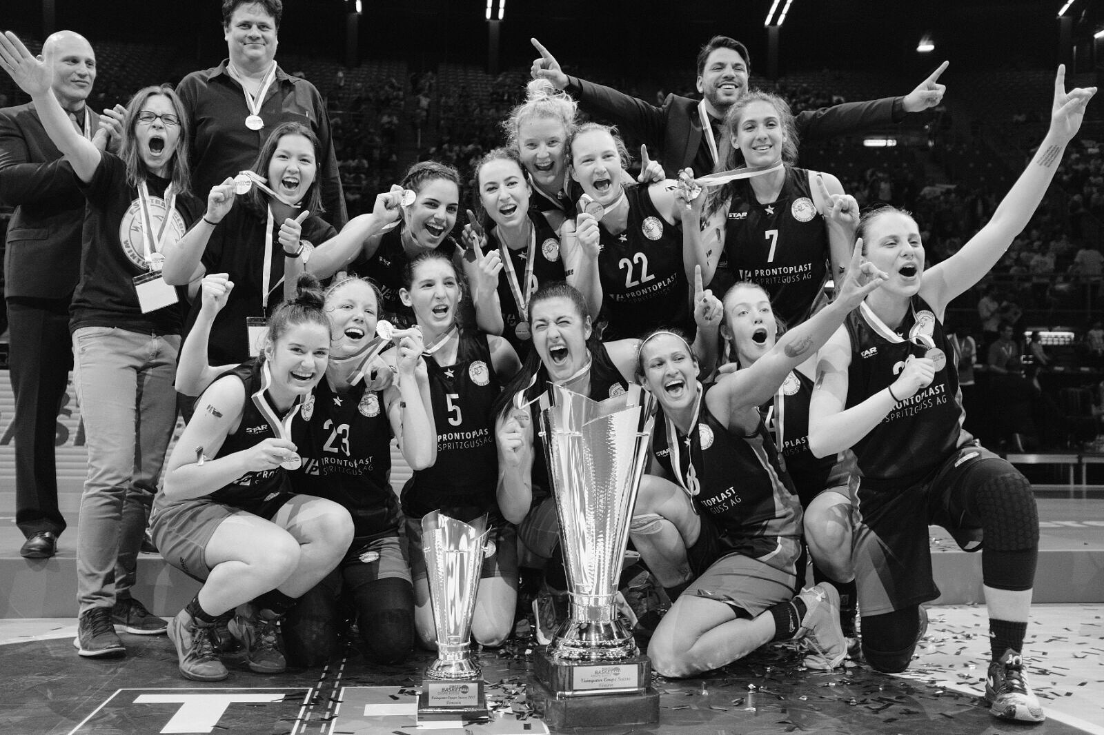 Siegreiches Team feiert mit Pokalen